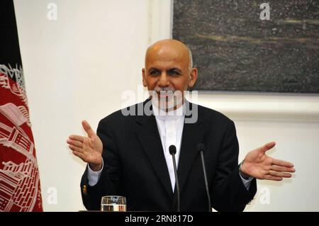 (150929) -- KABOUL, le 29 septembre 2015 -- le président afghan Mohammad Ashraf Ghani s'exprime lors d'une conférence de presse avec de hauts responsables de la sécurité à Kaboul, Afghanistan, le 29 septembre 2015. Mohammad Ashraf Ghani a accusé mardi des militants talibans d'utiliser des civils comme bouclier humain dans la province de Kunduz, au nord du pays. AFGHANISTAN-KABOUL-CONFÉRENCE DE PRESSE Omid PUBLICATIONxNOTxINxCHN Kaboul sept 29 2015 le président afghan Mohammad Ashraf Ghani s'exprime lors d'une conférence de presse avec les hauts responsables de la sécurité à Kaboul Afghanistan sept 29 2015 Mohammad Ashraf Ghani a accusé mardi un militant taliban d'utiliser des civils Banque D'Images