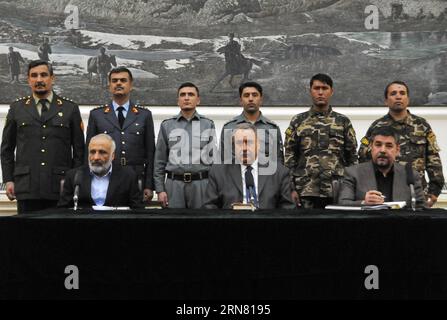 (150929) -- KABOUL, le 29 septembre 2015 -- le ministre afghan de la Défense par intérim Masoom Stanikzai, le ministre de l'intérieur Noorul Haq Olumi et le chef de la Direction nationale afghane de la sécurité Rahmatullah Nabil (de gauche à droite, devant) assistent à une conférence de presse avec le président afghan Mohammad Ashraf Ghani à Kaboul, Afghanistan, le 29 septembre 2015. Mohammad Ashraf Ghani a accusé mardi des militants talibans d'utiliser des civils comme bouclier humain dans la province de Kunduz, au nord du pays. AFGHANISTAN-KABOUL-CONFÉRENCE DE PRESSE Omid PUBLICATIONxNOTxINxCHN Kaboul sept 29 2015 Ministres afghans de la Défense par intérim Masoom Stanikzai Ministère de l'intérieur Banque D'Images