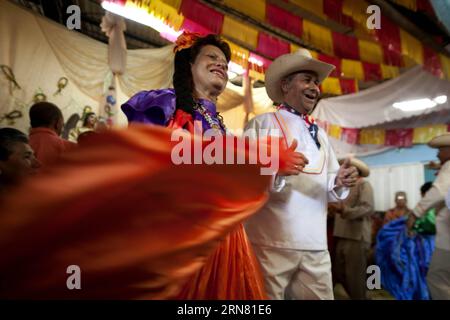 TEGUCIGALPA, 29 septembre 2015 -- les membres d'un groupe de danses folkloriques habillées de costumes traditionnels dansent à la St. Marché Michael dans le quartier de Guanacaste à Tegucigalpa, capitale du Honduras, le 29 septembre 2015. Le jour de la Saint Michel l'Archange, vénéré comme saint protecteur, est célébré le 29 septembre de chaque année. ) (Da) (sp) HONDURAS-TEGUCIGALPA-CELEBRATION RAFAELxOCHOA PUBLICATIONxNOTxINxCHN Tegucigalpa sept 29 2015 membres d'un groupe de danses folkloriques habillées de costumes traditionnels danse AU marché St Michael à Guanacaste quartier de Tegucigalpa capitale du Honduras SUR se Banque D'Images