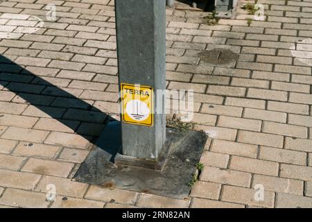 Icône de symbole de mise à la terre de protection dans l'électricité. sur le poteau indiquant le système de mise à la terre électrique sous-jacent. Banque D'Images