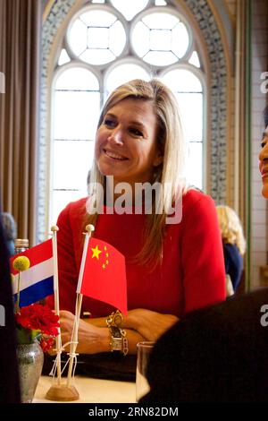 (151001) -- LEIDEN (pays-Bas), le 1 octobre 2015 -- la reine néerlandaise Maxima assiste à une conférence sur le lien entre les pays-Bas et la Chine à Leiden, aux pays-Bas, le 1 octobre 2015. Le roi des pays-Bas Willem-Alexander et la reine Maxima, qui doivent effectuer leur première visite officielle en Chine fin octobre, ont assisté jeudi à une conférence intitulée China in the Netherlands qui a discuté de la présence de la Chine aux pays-Bas à un niveau micro et macro. PAYS-BAS-LEIDEN-ROYAL-CHINA-CONFERENCE SylviaxLederer PUBLICATIONxNOTxINxCHN souffrir pays-Bas OCT 1 2015 la reine néerlandaise Maxima assiste à une conférence SUR Connec Banque D'Images