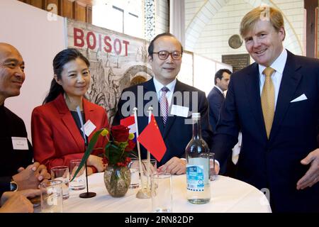 (151001) -- LEIDEN (pays-Bas), 1 octobre 2015 -- le roi des pays-Bas Willem-Alexander (1e R) et l'ambassadeur de Chine aux pays-Bas Chen Xu (2e R) assistent à une conférence sur le lien entre les pays-Bas et la Chine à Leiden, pays-Bas, le 1 octobre 2015. Le roi des pays-Bas Willem-Alexander et la reine Maxima, qui doivent effectuer leur première visite officielle en Chine fin octobre, ont assisté jeudi à une conférence intitulée China in the Netherlands qui a discuté de la présence de la Chine aux pays-Bas à un niveau micro et macro. PAYS-BAS-LEIDEN-ROYAL-CHINA-CONFERENCE SylviaxLederer PUBLICATIONxNOTxINxCHN suffe Banque D'Images