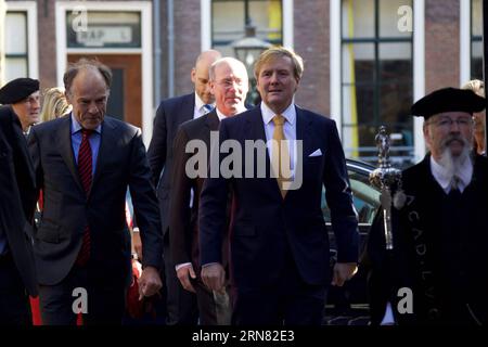 (151001) -- LEIDEN (pays-Bas), 1 octobre 2015 -- le roi des pays-Bas Willem-Alexander (2e R) et le recteur de l'université de Leiden Carel Stolker (1e L) arrivent à Leiden, aux pays-Bas, pour assister à une conférence sur la connexion des pays-Bas et de la Chine, le 1 octobre 2015. Le roi des pays-Bas Willem-Alexander et la reine Maxima, qui doivent effectuer leur première visite officielle en Chine fin octobre, ont assisté jeudi à une conférence intitulée China in the Netherlands qui a discuté de la présence de la Chine aux pays-Bas à un niveau micro et macro. PAYS-BAS-LEIDEN-ROYAL-CHINA-CONFERENCE SylviaxLederer PUBLICATIONxNOTxINxCHN Banque D'Images