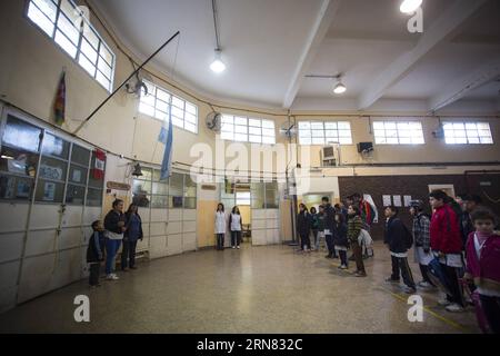 (151003) -- BUENOS AIRES, 3 octobre 2015 -- une image prise le 1 octobre 2015 montre Paula Besteiro, enseignante de l'école spéciale n° 1 Alfonsina Storni, assiste à une cérémonie de levée du drapeau d'une école, à Buenos Aires, en Argentine. Paula, qui se consacre à l'éducation depuis 28 ans, est spécialisée dans l'enseignement aux enfants ayant des handicaps mentaux et sociaux. L ' école spéciale Alfonsina Storni, qui compte actuellement 102 enfants, dispense un enseignement de la maternelle au primaire. Martin Zabala) (jp) (vf) ARGENTINA-BUENOS AIRES-SPECIAL SCHOOL-FEATURE e MARTINxZABALA PUBLICATIONxNOTxINxCHN Buenos Aires OCT 3 2015 image T Banque D'Images