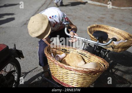 (151004) -- TOSCANE, 4 octobre 2015 -- Un vendeur décore son vieux vélo avec du pain au marché de vélo vintage Eroica (héroïque) à Gaiole in Chianti en Toscane, Italie, le 3 octobre 2015. Un marché de vélos vintage a eu lieu à Gaiole in Chianti du 2 octobre au 4 octobre, dans le cadre de la course cycliste Eroica (héroïque) pour les vieux vélos, fondée en 1997, et qui a lieu chaque mois d'octobre à Gaiole in Chianti. Plus de 5 500 participants du monde entier ont été attirés par cet événement non professionnel pour les vélos classiques cette année.) (Zhf) ITALIE-TOSCANE-MARCHÉ DES VÉLOS VINTAGE JinxYu PUBLICATIONxNOTxINxCHN Banque D'Images