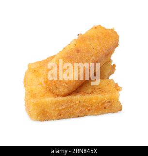 Savoureux bâtons de mozzarella frits isolés sur blanc Banque D'Images