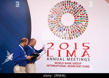 (151006) -- LIMA, le 5 octobre 2015 -- les gens passent devant une affiche des réunions annuelles de la Banque mondiale et du Fonds monétaire international (FMI) à Lima, Pérou, le 5 octobre 2015. Les réunions annuelles d’une semaine de la Banque mondiale et du FMI ont été ouvertes lundi à Lima. Vidal Tarqui/) (rtg) (sp) PÉROU-LIMA-WORLD BANK-FMI-MEETINGS ANDINA PUBLICATIONxNOTxINxCHN Lima OCT 5 2015 célébrités passent devant une affiche de la Banque mondiale et du Fonds monétaire international Assemblées annuelles du FMI à Lima Pérou OCT 5 2015 la semaine longue les Assemblées annuelles de la Banque mondiale et du FMI ont été ouvertes lundi à Lima Vidal Tarqui RTG SP Pérou Lima Banque mondiale FMI me Banque D'Images