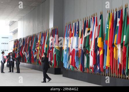 (151006) -- LIMA, le 5 octobre 2015 -- les gens parlent à côté des drapeaux des pays et des régions participant aux réunions annuelles de la Banque mondiale et du Fonds monétaire international (FMI) à Lima, au Pérou, le 5 octobre 2015. Les réunions annuelles d’une semaine de la Banque mondiale et du FMI ont été ouvertes lundi à Lima. Vidal Tarqui/) (rtg) (sp) PÉROU-LIMA-WORLD BANK-FMI-MEETINGS ANDINA PUBLICATIONxNOTxINxCHN Lima OCT 5 2015 célébrités parlent aux côtés des drapeaux des pays et régions participant aux Assemblées annuelles de la Banque mondiale et du Fonds monétaire international FMI à Lima Pérou OCT 5 2015 la semaine des Assemblées annuelles de la Banque mondiale et du FMI Banque D'Images