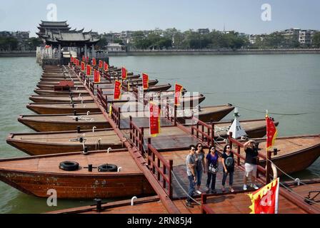 La photo prise le 27 octobre 2014 montre le pont Guangji, également connu sous le nom de pont Xiangzi, de l'autre côté de la rivière Hanjiang dans la ville de Chao an, dans le comté de Chao an, dans le sud de la Chine, dans la province du Guangdong. Sa construction a commencé en 1170 pendant la dynastie des Song du Sud et a duré 57 ans. C'est le premier pont bateau de style ouvert et fermé en Chine - la partie est et ouest du pont sont reliés par 18 bateaux flottants qui peuvent être ouverts pour laisser les navires traverser.) (wsw) CHINE-ANCIENS PONTS-TOP FOUR (CN) WangxSong PUBLICATIONxNOTxINxCHN la photo prise LE 27 2014 octobre montre le pont Guangji ainsi connu sous le nom de Xiang Banque D'Images