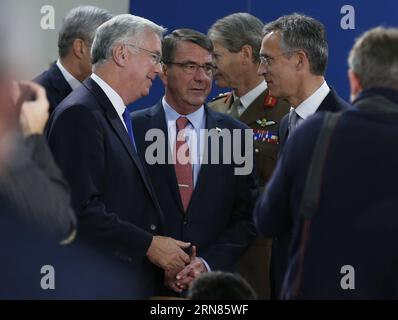 POLITIK Treffen der NATO-Verteidigungsminister in Brüssel (151008) -- BRUXELLES, le 8 octobre 2015 -- le secrétaire britannique à la Défense Michael Fallon, le secrétaire d’État américain à la Défense Ashton carter et le secrétaire général de l’OTAN Jens Stoltenberg (de gauche à droite, devant) s’expriment lors d’une réunion des ministres de la Défense de l’OTAN au siège de l’OTAN à Bruxelles, en Belgique, le 8 octobre 2015. BELGIQUE-BRUXELLES-OTAN-RÉUNION DES MINISTRES de la défense YexPingfan PUBLICATIONxNOTxINxCHN Réunion politique du ministre de la Défense de l'OTAN à Bruxelles 151008 Bruxelles OCT 8 2015 Secrétaire britannique à la Défense Michael Fallon Secrétaire d'État américain à la Défense Ash Banque D'Images