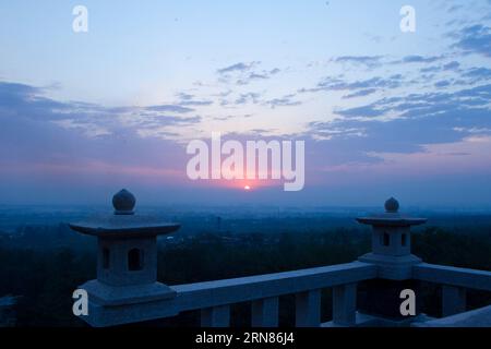 (151009) -- PÉKIN, 9 octobre 2015 -- la photo prise le 27 septembre 2015 montre le lever du soleil au monastère de Longquan à Pékin, capitale de la Chine. Le monastère de Longquan est situé au pied du Fenghuangling (Phoenix Ridge) à la périphérie ouest de Pékin. Construit pour la première fois sous la dynastie Liao (907-1125), le monastère retrouve sa réputation alors qu'il embrasse l'ère de l'Internet mobile. Chaque matin, Maître Xuecheng répond aux questions des internautes sur le compte Weibo équivalent Twitter du monastère de Longquan, qui sera traduit en neuf langues et diffusé. Son WeChat (ou Weixin, service de messagerie instantanée populaire dans Banque D'Images