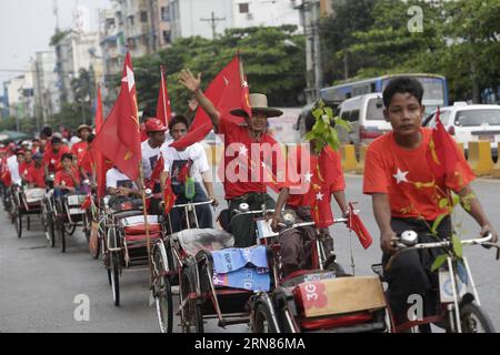 (151009) -- YANGON, le 9 octobre 2015 -- des partisans du parti d'opposition du Myanmar, la Ligue nationale pour la démocratie (NLD), qui dirige les trishaws ornés de drapeaux de la NLD, participent à un rassemblement de campagne pour les prochaines élections générales du 8 novembre à Yangon, Myanmar, le 9 octobre 2015. Sur les 1 130 candidats de la LND, 318 se présenteront à la Chambre des représentants (Chambre basse), 163 à la Chambre des nationalités (Chambre haute), 620 au Parlement de la région ou de l ' État et 29 à des représentants ethniques. )(azp) MYANMAR-YANGON-CAMPAGNE ÉLECTORALE GÉNÉRALE UxAung PUBLICATIONxNOTxINxCHN 151009 Yangon OCT 9 2015 Supp Banque D'Images