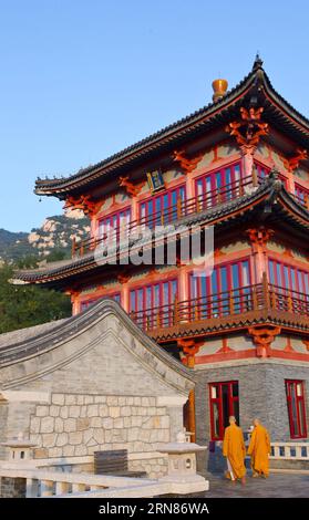 (151009) -- PÉKIN, 9 octobre 2015 -- une photo prise le 27 septembre 2015 montre une vue du monastère de Longquan à Pékin, capitale de la Chine. Le monastère de Longquan est situé au pied du Fenghuangling (Phoenix Ridge) à la périphérie ouest de Pékin. Construit pour la première fois sous la dynastie Liao (907-1125), le monastère retrouve sa réputation alors qu'il embrasse l'ère de l'Internet mobile. Chaque matin, Maître Xuecheng répond aux questions des internautes sur le compte Weibo équivalent Twitter du monastère de Longquan, qui sera traduit en neuf langues et diffusé. Son WeChat (ou Weixin, service de messagerie instantanée populaire dans Banque D'Images