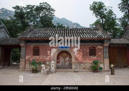 (151009) -- PÉKIN, 9 octobre 2015 -- une photo prise le 21 septembre 2015 montre une porte du monastère de Longquan à Pékin, capitale de la Chine. Le monastère de Longquan est situé au pied du Fenghuangling (Phoenix Ridge) à la périphérie ouest de Pékin. Construit pour la première fois sous la dynastie Liao (907-1125), le monastère retrouve sa réputation alors qu'il embrasse l'ère de l'Internet mobile. Chaque matin, Maître Xuecheng répond aux questions des internautes sur le compte Weibo équivalent Twitter du monastère de Longquan, qui sera traduit en neuf langues et diffusé. Son WeChat (ou Weixin, service de messagerie instantanée populaire dans Banque D'Images