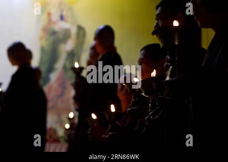 (151009) -- BEIJING, 9 octobre 2015 -- des moines assistent aux prières de la fête de la mi-automne au monastère de Longquan à Beijing, capitale de la Chine, le 26 septembre 2015. Le monastère de Longquan est situé au pied du Fenghuangling (Phoenix Ridge) à la périphérie ouest de Pékin. Construit pour la première fois sous la dynastie Liao (907-1125), le monastère retrouve sa réputation alors qu'il embrasse l'ère de l'Internet mobile. Chaque matin, Maître Xuecheng répond aux questions des internautes sur le compte Weibo équivalent Twitter du monastère de Longquan, qui sera traduit en neuf langues et diffusé. Son WeChat (ou Weixin, messagi instantané populaire Banque D'Images