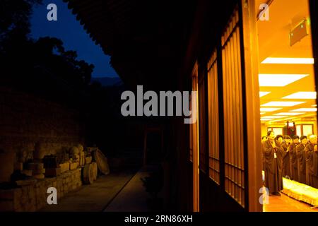 (151009) -- BEIJING, 9 octobre 2015 -- des moines et des bouddhistes laïcs assistent aux premières classes au monastère de Longquan à Beijing, capitale de la Chine, le 27 septembre 2015. Le monastère de Longquan est situé au pied du Fenghuangling (Phoenix Ridge) à la périphérie ouest de Pékin. Construit pour la première fois sous la dynastie Liao (907-1125), le monastère retrouve sa réputation alors qu'il embrasse l'ère de l'Internet mobile. Chaque matin, Maître Xuecheng répond aux questions des internautes sur le compte Weibo équivalent Twitter du monastère de Longquan, qui sera traduit en neuf langues et diffusé. Son WeChat (ou Weixin, populaire instant me Banque D'Images