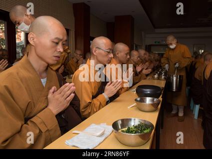 (151009) -- BEIJING, 9 octobre 2015 -- des moines chantent avant le petit déjeuner au monastère de Longquan à Beijing, capitale de la Chine, le 27 septembre 2015. Le monastère de Longquan est situé au pied du Fenghuangling (Phoenix Ridge) à la périphérie ouest de Pékin. Construit pour la première fois sous la dynastie Liao (907-1125), le monastère retrouve sa réputation alors qu'il embrasse l'ère de l'Internet mobile. Chaque matin, Maître Xuecheng répond aux questions des internautes sur le compte Weibo équivalent Twitter du monastère de Longquan, qui sera traduit en neuf langues et diffusé. Son WeChat (ou Weixin, service de messagerie instantanée populaire i Banque D'Images