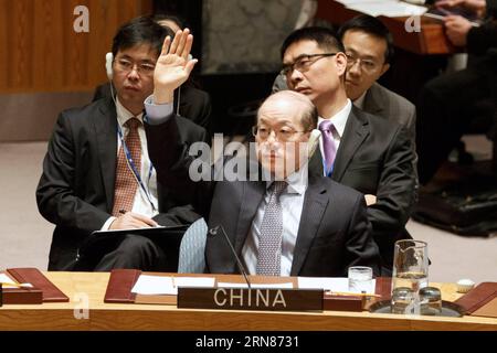 POLITIK Sitzung des un-Sicherheitsrats (151009) - NEW YORK, 9 octobre 2015 -- Liu Jieyi, représentant permanent de la Chine auprès des Nations Unies, vote en faveur d une résolution visant à perturber la traite des êtres humains et le trafic illicite de migrants en haute mer au large des côtes libyennes, au siège de l ONU à New York, le 9 octobre 2015. Vendredi, le Conseil de sécurité des Nations unies a adopté une résolution visant à mettre fin à la traite des êtres humains et au trafic illicite de migrants en haute mer en Méditerranée au large des côtes libyennes. ONU-NEW YORK-CONSEIL DE SECURITE-MEDITTERRANEAN SEA-TRAFIC D'ÊTRES HUMAINS LIXMUZI PUBLIC Banque D'Images