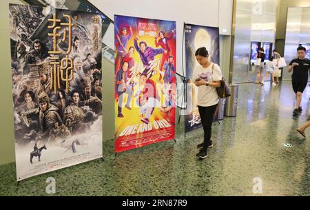 Les fans passent des affiches dans un cinéma à Shanghai, en Chine, le 13 août 2023. Le 31 août 2023, le box-office total des films d'été a atteint 20,617 bil Banque D'Images