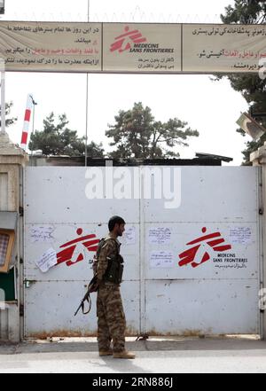 (151011) -- KUNDUZ, 11 octobre 2015 -- Un policier monte la garde devant l'hôpital médecins sans frontières (MSF) détruit par une frappe aérienne américaine dans la ville de Kunduz, capitale de la province de Kunduz, au nord de l'Afghanistan, le 11 octobre 2015. L'armée américaine, qui aurait mené des frappes aériennes en soutien aux forces afghanes, a frappé par inadvertance un hôpital géré par MSF samedi dernier, tuant 22 personnes, dont 12 membres du personnel médical, et en blessant 37 autres. AFGHANISTAN-KUNDUZ-MSF HOSPITAL Omid PUBLICATIONxNOTxINxCHN 151011 Kunduz OCT 11 2015 un policier monte la garde devant médecins sans frontières MSF Hospita Banque D'Images