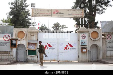 (151011) -- KUNDUZ, 11 octobre 2015 -- Un policier monte la garde devant l'hôpital médecins sans frontières (MSF) détruit par une frappe aérienne américaine dans la ville de Kunduz, capitale de la province de Kunduz, au nord de l'Afghanistan, le 11 octobre 2015. L'armée américaine, qui aurait mené des frappes aériennes en soutien aux forces afghanes, a frappé par inadvertance un hôpital géré par MSF samedi dernier, tuant 22 personnes, dont 12 membres du personnel médical, et en blessant 37 autres. AFGHANISTAN-KUNDUZ-MSF HOSPITAL Omid PUBLICATIONxNOTxINxCHN 151011 Kunduz OCT 11 2015 un policier monte la garde devant médecins sans frontières MSF Hospita Banque D'Images