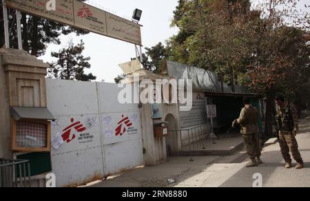 (151011) -- KUNDUZ, 11 octobre 2015 -- des policiers montent la garde devant l'hôpital médecins sans frontières (MSF) détruit par une frappe aérienne américaine dans la ville de Kunduz, capitale de la province de Kunduz, au nord de l'Afghanistan, le 11 octobre 2015. L'armée américaine, qui aurait mené des frappes aériennes en soutien aux forces afghanes, a frappé par inadvertance un hôpital géré par MSF samedi dernier, tuant 22 personnes, dont 12 membres du personnel médical, et en blessant 37 autres. AFGHANISTAN-KUNDUZ-MSF HOSPITAL Omid PUBLICATIONxNOTxINxCHN 151011 Kunduz OCT 11 2015 policiers debout devant médecins sans frontières MSF Hospital dest Banque D'Images