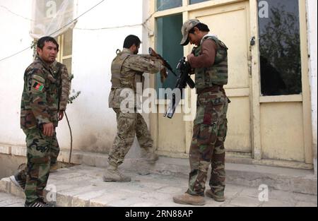 (151011) -- KUNDUZ, 11 octobre 2015 -- des soldats de l'armée afghane tentent d'entrer dans un bâtiment au cours d'une opération militaire dans la ville de Kunduz, capitale de la province de Kunduz, au nord de l'Afghanistan, le 11 octobre 2015. Les Forces nationales de sécurité afghanes (ANSF) ont réalisé dimanche de nouveaux gains contre les militants talibans dans la ville de Kunduz, a déclaré la police. AFGHANISTAN-KUNDUZ-OPÉRATION MILITAIRE Omid PUBLICATIONxNOTxINxCHN 151011 Kunduz OCT 11 2015 des soldats de l'armée afghane tentent d'entrer dans un bâtiment au cours d'une opération militaire dans la ville de Kunduz capitale de l'Afghanistan S Nord province de Kunduz OCT 11 2015 Forces nationales de sécurité afghanes ans Banque D'Images