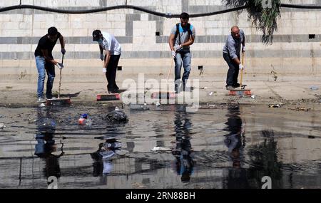 (151011)-- DAMAS, 11 octobre 2015-- de jeunes Syriens nettoient un aqueduc reliant la rivière Barada à Damas, capitale de la Syrie, le 11 octobre 2015. Environ 100 jeunes Syriens ont participé dimanche à une campagne de nettoyage de l’aqueduc. Depuis que l'amont de la rivière Barada a été contrôlé par des militants de l'opposition au cours des dernières années, l'approvisionnement en eau via l'aqueduc de Damas a diminué tandis que des traces sont apparues plus dans l'aqueduc, défaisant la ville de Damas. )(azp) SYRIE-DAMAS-AQUEDUC-NETTOYAGE ZhangxNaijie PUBLICATIONxNOTxINxCHN 151011 Damas OCT 11 2015 jeunes Syriens nettoyer à aqueduc Co Banque D'Images