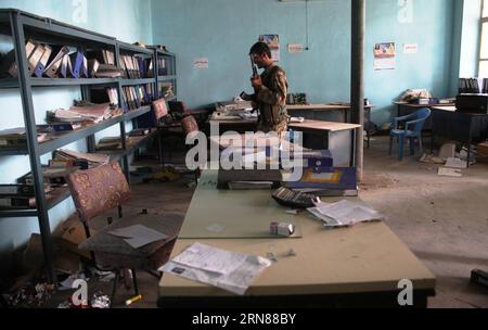 (151011) -- KUNDUZ, 11 octobre 2015 -- un policier afghan vérifie une pièce détruite incendiée par les talibans dans la ville de Kunduz, capitale de la province de Kunduz, au nord de l'Afghanistan, le 11 octobre 2015. Les Forces nationales de sécurité afghanes (ANSF) ont réalisé dimanche de nouveaux gains contre les militants talibans dans la ville de Kunduz, a déclaré la police. AFGHANISTAN-KUNDUZ-OPÉRATION MILITAIRE Omid PUBLICATIONxNOTxINxCHN 151011 Kunduz OCT 11 2015 à un policier afghan vérifie une salle détruite brûlée par les talibans dans la ville de Kunduz capitale de l'Afghanistan S Nord province de Kunduz OCT 11 2015 Forces de sécurité nationales afghanes LE dimanche a fait de nouveaux gains A. Banque D'Images