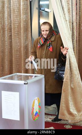 (151011)-- MINSK, le 11 octobre 2015-- une dame aînée quitte le bureau de vote lors de l'élection présidentielle dans un bureau de vote à Minsk, capitale de la Biélorussie, le 11 octobre 2015. La Biélorussie, avec ses 7 millions d'électeurs, a commencé dimanche la cinquième élection présidentielle en 21 ans depuis qu'elle a obtenu son indépendance de l'Union soviétique en 1991. )(azp) BELARUS-MINSK-PRESIDENTIAL ELECTION-VOTE ChenzJunfeng PUBLICATIONxNOTxINxCHN 151011 Minsk OCT 11 2015 à Elder Lady quitte le pupitre de vote lors de l'ÉLECTION présidentielle À un bureau de vote à Minsk capitale de la Biélorussie LE 11 2015 octobre Biélorussie avec Banque D'Images