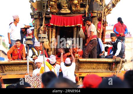 KATMANDOU, le 12 octobre 2015 -- les dévots offrent des prières à Rato Machhindranath pendant le festival Bhoto Jatra à Jawalakhel de Lalitpur, Népal, le 12 octobre 2015. Selon la légende hindoue, Rato Machhindranath est un dieu hindou, qui a été amené d'Assam en Inde par un agriculteur dans la vallée de Katmandou au Népal pour éviter une sécheresse pendant la saison du riz. Le festival d'un mois commence avec la construction du char à Pulchowk et se termine avec le festival Bhoto Jatra à Jawalakhel de Patan. Il est célébré par les bouddhistes et les hindous de la communauté Newar en portant le char à différents endroits dans le to Banque D'Images