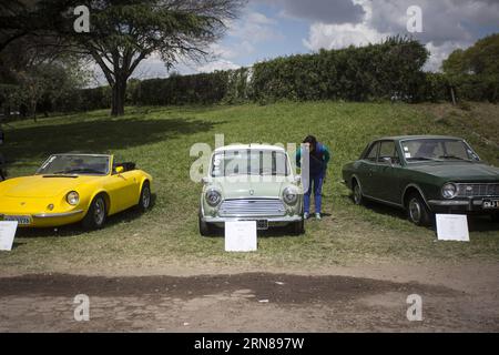 SAN ISIDRO, 12 octobre 2015 -- Un visiteur regarde une des voitures exposées lors du salon Autoclasica 2015, dans la ville de San Isidro, à 30 km de Buenos Aires, capitale de l'Argentine, le 12 octobre 2015. Le 15e Autoclasica 2015 , le plus grand festival de voitures anciennes en Amérique du Sud, était un spectacle organisé par le Vintage car Club de la République Argentine. Il a présenté une sélection de 900 voitures anciennes et historiques de niveau international. Martin Zabala) ARGENTINA-SAN ISIDRO-INDUSTRY-SHOW e MARTINxZABALA PUBLICATIONxNOTxINxCHN San Isidro OCT 12 2015 a Visitor Watches une des voitures exposées au cours du 2 Banque D'Images