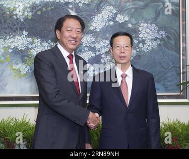 (151013) -- SINGAPOUR, le 13 octobre 2015 -- le vice-premier ministre chinois Zhang Gaoli (à droite) et le vice-premier ministre singapourien Teo Chee Hean coprésident la 12e réunion du Conseil conjoint Chine-Singapour pour la coopération bilatérale (CCCB), la 17e réunion du Conseil directeur conjoint Chine-Singapour pour le parc industriel de Suzhou et la huitième réunion du Conseil directeur conjoint Chine-Singapour pour l'écocité de Tianjin à Singapour, le 13 octobre 2015. ) (Yxb) SINGAPOUR-CHINE-ZHANG GAOLI-TEO CHEE HEAN-MEETING GaoxJie PUBLICATIONxNOTxINxCHN Singapour OCT 13 2015 Vice-Premier ministre chinois Zhang Gaoli r et Vice-Premier ministre singapourien Prim Banque D'Images