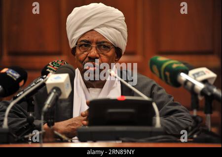 151014 -- ALGER, le président soudanais Omar al-Béchir prend la parole lors d'une conférence de presse à l'aéroport Houari Boumediene avant de partir pour le Soudan le 13 octobre 2015 à Alger, en Algérie. Bashir a terminé mardi sa visite de trois jours en Algérie. ALGÉRIE-PRÉSIDENT SOUDANAIS-VISITE Xinhua PUBLICATIONxNOTxINxCHN Banque D'Images