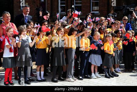 LONDRES, dossier photo prise le 8 septembre 2014 montre des étudiants qui attendent l'arrivée du prince William, duc de Cambridge, avant l'inauguration du bâtiment du Centre de Chine de l'Université Dickson Poon d'Oxford à Oxford, en Grande-Bretagne. Le président chinois Xi Jinping effectuera une visite d'État en Grande-Bretagne du 19 au 23 octobre. LA GRANDE-BRETAGNE-FICHIER PHOTOS-LE PRÉSIDENT CHINOIS-VISITE HanxYan PUBLICATIONxNOTxINxCHN Londres fichier photo prise LE 8 2014 septembre montre des étudiants attendant l'arrivée du prince William Duke de Cambridge avant l'inauguration du Dickson Poon University of Oxford China Centre Building à Oxford B. Banque D'Images