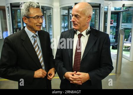 (151014) -- POTSDAM, 14 octobre 2015 -- Xu Xiaonian (L), économiste chinois et membre du China Entrepreneur Club (CEC), s'entretient avec Karsten Engel, président et chef de la direction de BMW Group Region China, lors de la visite de la CEC au SAP Potsdam innovation Center, à Potsdam, en Allemagne, le 14 octobre. 2015. La délégation de la CEC, composée d ' hommes d ' affaires, d ' économistes et de diplomates chinois de haut niveau, est arrivée mardi à Berlin pour une visite de 10 jours en Allemagne et en Italie afin d ' étudier la civilisation économique moderne locale et de trouver des partenaires d ' investissement. ALLEMAGNE-POTSDAM-CHINE-ENTREPRENEUR-VISITE ZhangxFan PUBLICATIONxNOTxINxCHN 151014 Potsdam OCT 14 Banque D'Images