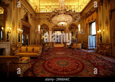 La photo prise le 7 septembre 2015 montre le White Drawing Room du palais de Buckingham à Londres, capitale de la Grande-Bretagne. Le palais de Buckingham a servi de résidence officielle londonienne aux souverains britanniques depuis 1837 et est aujourd'hui le siège administratif du monarque. BRITAIN-LONDON-BUCKINGHAM PALACE HANxYAN PUBLICATIONxNOTxINxCHN photo prise LE 7 2015 septembre montre la salle de dessin blanc du palais de Buckingham à Londres capitale de la Grande-Bretagne le palais de Buckingham a servi de résidence officielle londonienne des souverains britanniques depuis 1837 et EST aujourd'hui le siège administratif Banque D'Images