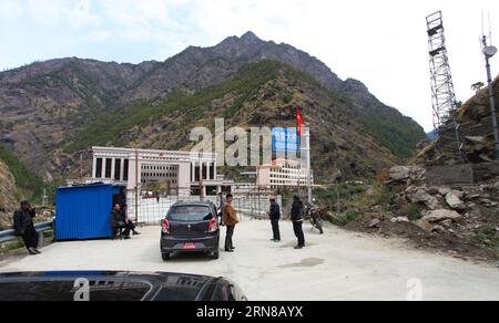(151015) -- RASUWA, 15 octobre 2015 -- une photo de fichier prise le 16 avril 2015 montre des Népalais avec leurs véhicules en file d'attente pour entrer au point frontalier de haute altitude de Jilung avec la Chine à Rasuwa, au Népal. Le poste frontière de Jilung, qui relie Jilung (Kerung), dans la région autonome du Tibet du sud-ouest de la Chine, à Rasuwagadhi, à Rasuwa au Népal, a été officiellement rouvert le 15 octobre 2015 après avoir été fermé en raison du tremblement de terre massif du 25 avril. Les entrepreneurs du commerce frontalier espèrent que l’importation de produits chinois les aidera à relancer leur activité. )(zhf) NÉPAL-RASUWA-POSTE FRONTIÈRE-RÉOUVERTURE SunilxSharm Banque D'Images