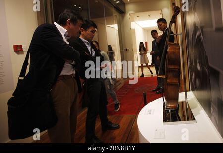 (151015) -- SHANGHAI, 15 octobre 2015 -- les visiteurs regardent un violoncelle lors d'un avant-première médiatique d'une exposition d'achat privé de Christie à Shanghai, dans l'est de la Chine, le 15 octobre 2015. Huit violons et violoncelles créés par le fabricant italien d'instruments Antonio Stradivari et Giuseppe Guarneri ont été exposés à l'expo pour une valeur totale de près de 60 millions de dollars américains. (Zhs) CHINA-SHANGHAI-CHRISTIE S-PREVIEW (CN) FangxZhe PUBLICATIONxNOTxINxCHN Shanghai OCT 15 2015 visiteurs regardent un violoncelle lors d'un aperçu médiatique d'une exposition d'achat privé Christie S à Shanghai East China OCT 15 2015 huit violons et Cel Banque D'Images