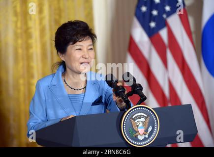 (151016) -- WASHINGTON D.C., 16 octobre 2015 -- le président sud-coréen Park Geun-hye s'exprime lors d'une conférence de presse conjointe avec le président américain Barack Obama (pas sur photo) après leur rencontre à la Maison Blanche à Washington D.C., États-Unis, le 16 octobre 2015. Les États-Unis et la Corée du Sud renforceront la coordination avec la Chine pour amener la République populaire démocratique de Corée (RPDC) aux pourparlers à six à une date rapprochée, a déclaré vendredi une déclaration commune. États-Unis-WASHINGTON D.C.-CORÉE DU SUD-PRÉSIDENT-CONFÉRENCE DE PRESSE YinxBogu PUBLICATIONxNOTxINxCHN Washington D C OCT 16 2015 Sud Banque D'Images