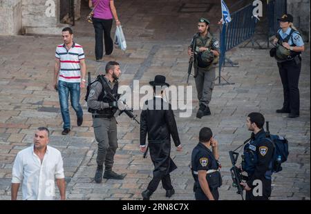 (151016) -- JÉRUSALEM, 16 octobre 2015 -- la police israélienne et la police des frontières montent la garde à la porte de Damas dans la vieille ville de Jérusalem, le 16 octobre 2015. Cinq Palestiniens ont été tués vendredi dans les affrontements qui ont éclaté entre les Palestiniens et l'armée israélienne en Cisjordanie et dans la bande de Gaza, selon des sources médicales. Les factions palestiniennes avaient appelé à une journée de rage et à une escalade des manifestations populaires contre l’occupation israélienne en Cisjordanie, à Jérusalem-est et dans la bande de Gaza, parmi les tensions qui entrent dans sa troisième semaine consécutive. MIDEAST-JÉRUSALEM-OLD CITY-UNREST LIXR Banque D'Images