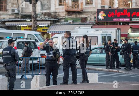 (151016) -- JÉRUSALEM, 16 octobre 2015 -- la police israélienne et la police des frontières montent la garde à la porte de Damas dans la vieille ville de Jérusalem, le 16 octobre 2015. Cinq Palestiniens ont été tués vendredi dans les affrontements qui ont éclaté entre les Palestiniens et l'armée israélienne en Cisjordanie et dans la bande de Gaza, selon des sources médicales. Les factions palestiniennes avaient appelé à une journée de rage et à une escalade des manifestations populaires contre l’occupation israélienne en Cisjordanie, à Jérusalem-est et dans la bande de Gaza, parmi les tensions qui entrent dans sa troisième semaine consécutive. MIDEAST-JÉRUSALEM-OLD CITY-UNREST LIXR Banque D'Images