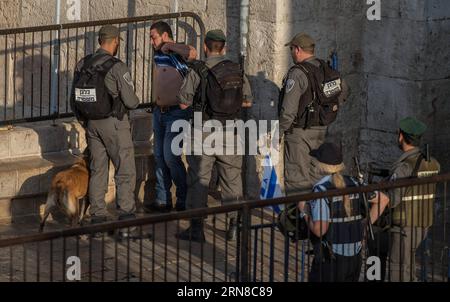 (151016) -- JÉRUSALEM, 16 octobre 2015 -- Un palestinien est fouillé par la police frontalière israélienne à la porte de Damas dans la vieille ville de Jérusalem, le 16 octobre 2015. Cinq Palestiniens ont été tués vendredi dans les affrontements qui ont éclaté entre les Palestiniens et l'armée israélienne en Cisjordanie et dans la bande de Gaza, selon des sources médicales. Les factions palestiniennes avaient appelé à une journée de rage et à une escalade des manifestations populaires contre l’occupation israélienne en Cisjordanie, à Jérusalem-est et dans la bande de Gaza, parmi les tensions qui entrent dans sa troisième semaine consécutive. LES TROUBLES DE LA VILLE DE MIDEAST-JÉRUSALEM-OLD Banque D'Images