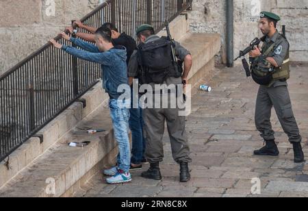 (151016) -- JÉRUSALEM, 16 octobre 2015 -- des Palestiniens sont fouillés par un garde-frontière israélien à la porte de Damas dans la vieille ville de Jérusalem, le 16 octobre 2015. Cinq Palestiniens ont été tués vendredi dans les affrontements qui ont éclaté entre les Palestiniens et l'armée israélienne en Cisjordanie et dans la bande de Gaza, selon des sources médicales. Les factions palestiniennes avaient appelé à une journée de rage et à une escalade des manifestations populaires contre l’occupation israélienne en Cisjordanie, à Jérusalem-est et dans la bande de Gaza, parmi les tensions qui entrent dans sa troisième semaine consécutive. MIDEAST-JÉRUSALEM-VIEILLE VILLE- Banque D'Images