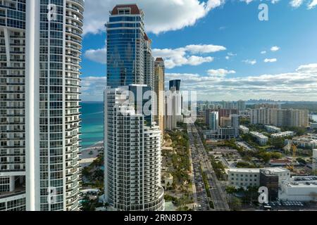 Vue aérienne de la ville de Sunny Isles Beach avec circulation routière congestionnée et luxueux hôtels et condos de haute élévation sur la rive de l'océan Atlantique. Le tourisme américain Banque D'Images