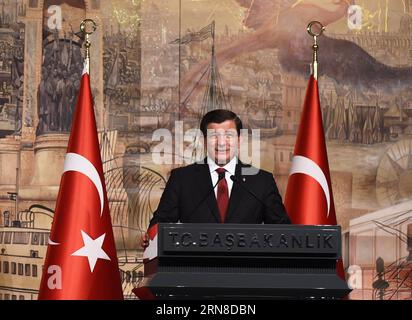 (151018) -- ISTANBUL, le 18 octobre 2015 -- le Premier ministre turc Ahmet Davutoglu prononce une conférence de presse conjointe à Istanbul, Turquie, le 18 octobre 2015. Le Premier ministre turc Ahmet Davutoglu a exprimé dimanche sa disponibilité à travailler avec l'Allemagne pour empêcher la migration illégale vers l'Europe, appelant à une résolution du conflit syrien pour endiguer la crise. TURQUIE-ISTANBUL-ALLEMAGNE-MERKEL-CRISE DES RÉFUGIÉS SYRIENS HexCanling PUBLICATIONxNOTxINxCHN Istanbul OCT 18 2015 le Premier ministre turc Ahmet Davutoglu prononce une conférence de presse conjointe à Istanbul Turquie SUR OCT 18 2015 le Premier ministre turc Ahmet DAV Banque D'Images