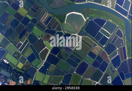 (151020) -- BEIHAI, 17 octobre 2015 -- la photo prise le 17 octobre 2015 montre la vue aérienne des étangs à crevettes dans la banlieue de la ville de Beihai, dans la région autonome Guangxi Zhuang du sud-ouest de la Chine. La ville de Beihai, point de départ de l ancienne route de soie marine de la Chine vers le monde extérieur, joue un rôle important dans le commerce extérieur de la Chine il y a plus de 2 000 ans. Pour revitaliser la prospérité économique, Beihai joue un rôle de rattrapage en rejoignant le mouvement derrière la ceinture économique de la route de la soie et la route maritime de la soie du 21e siècle pour faire de son port un canal d'exportation pour l'ouest de la Chine et une star de la version moderne de la mer Banque D'Images