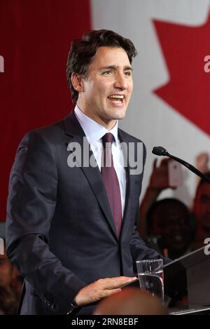 (151020) -- MONTRÉAL, le 20 octobre 2015 -- le chef du Parti libéral du Canada, Justin Trudeau, prononce son discours de victoire après les élections fédérales, à Montréal, au début du 20 octobre 2015. Le parti libéral a battu les conservateurs du premier ministre Stephen Harper aux élections générales de lundi, selon les résultats préliminaires publiés mardi matin par élections Canada. ) CANADA-ÉLECTIONS GÉNÉRALES-PARTI LIBÉRAL-VICTOIRE MicoxSmiljanic PUBLICATIONxNOTxINxCHN Montréal OCT 20 2015 le chef du Parti libéral du Canada S Justin Trudeau prononce son discours de victoire après les ÉLECTIONS fédérales à Montréal au début de l'OCT 20 201 Banque D'Images