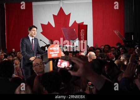 (151020) -- MONTRÉAL, le 20 octobre 2015 -- le chef du Parti libéral du Canada, Justin Trudeau, prononce son discours de victoire après les élections fédérales, à Montréal, au début du 20 octobre 2015. Le parti libéral a battu les conservateurs du premier ministre Stephen Harper aux élections générales de lundi, selon les résultats préliminaires publiés mardi matin par élections Canada. ) CANADA-ÉLECTIONS GÉNÉRALES-PARTI LIBÉRAL-VICTOIRE MicoxSmiljanic PUBLICATIONxNOTxINxCHN Montréal OCT 20 2015 le chef du Parti libéral du Canada S Justin Trudeau prononce son discours de victoire après les ÉLECTIONS fédérales à Montréal au début de l'OCT 20 201 Banque D'Images