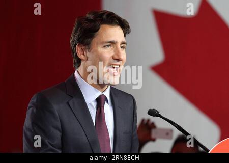 (151020) -- MONTRÉAL, le 20 octobre 2015 -- le chef du Parti libéral du Canada, Justin Trudeau, prononce son discours de victoire après les élections fédérales, à Montréal, au début du 20 octobre 2015. Le parti libéral a battu les conservateurs du premier ministre Stephen Harper aux élections générales de lundi, selon les résultats préliminaires publiés mardi matin par élections Canada. ) CANADA-ÉLECTIONS GÉNÉRALES-PARTI LIBÉRAL-VICTOIRE MicoxSmiljanic PUBLICATIONxNOTxINxCHN Montréal OCT 20 2015 le chef du Parti libéral du Canada S Justin Trudeau prononce son discours de victoire après les ÉLECTIONS fédérales à Montréal au début de l'OCT 20 201 Banque D'Images